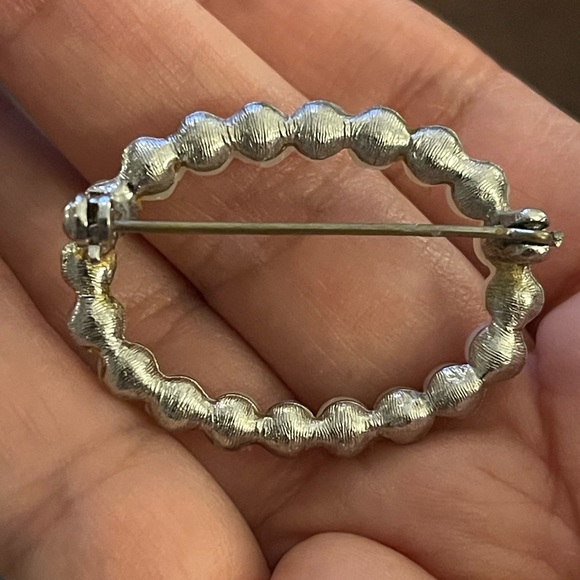 Oval faux white pearl silver tone metal pin brooch - Picture 6 of 6